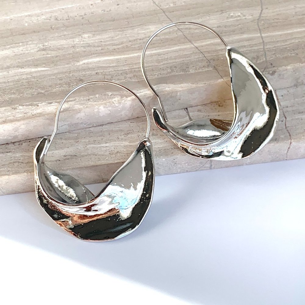 NEW~ Silver Twisted hoop Earrings
